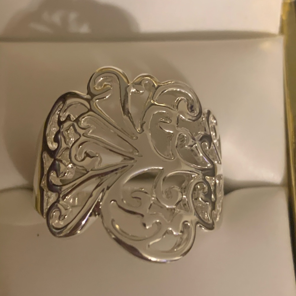 Silver Tone Ring.